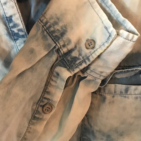 Soho New York And Company Shirt Womens Size Large Distressed Chambray Blue - Picture 6 of 9